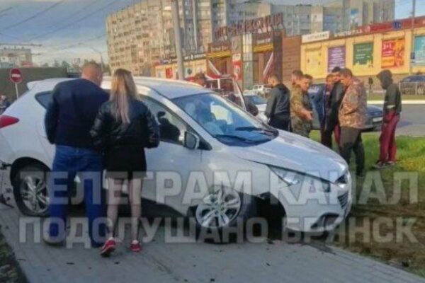 В Московском микрорайоне Брянска водитель легковушки на огромной скорости врезался в тротуар