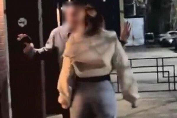 У кафе в Брянске незнакомец разбил дорогой мобильник девушки