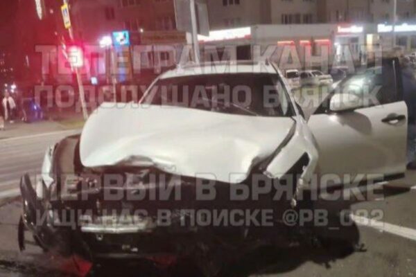 В Брянске на Костычева кроссовер на скорости вылетел на тротуар
