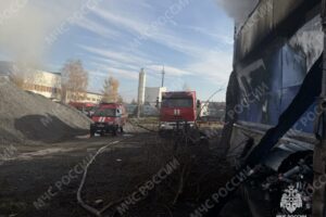 В Брянске загорелся автосервис