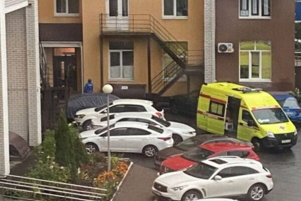 В Брянске погибла выпавшая из окна молодая женщина